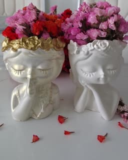 Muñecas en yeso o cemento decorativas. 2