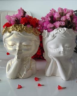 Muñecas en yeso o cemento decorativas. 1