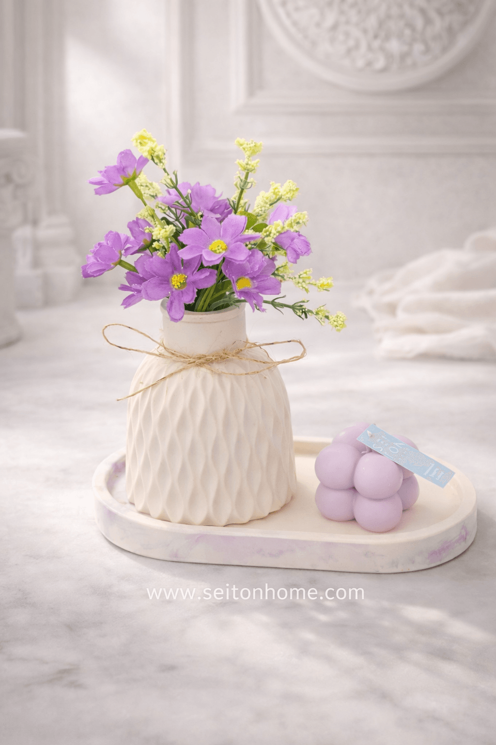 Set Decorativo Florero con Bandeja Mármol Lila y Vela Cubo.